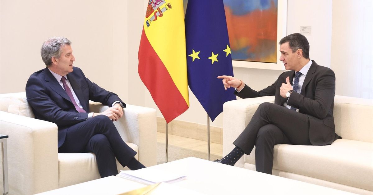 El presidente del Gobierno, Pedro Sánchez (d), recibe al presidente del Partido Popular, Alberto Núñez Feijóo (i), en el Palacio de la Moncloa, a 13 de marzo de 2025, en Madrid (España). El presidente del Gobierno recibe a los portavoces de los partidos con representación en el Congreso --todos excepto VOX-- para informarles sobre las novedades de la guerra de Ucrania y el aumento del gasto en seguridad y defensa. Sánchez y Feijóo se vuelven a reunir cara a cara 15 meses después de su último encuentro en diciembre de 2023.

Eduardo Parra / Europa Press
13 MARZO 2025;POLÍTICA;REUNIÓN;PRESIDENTE;PORTAVOCES;PARTIDOS;GUERRA
13/3/2025